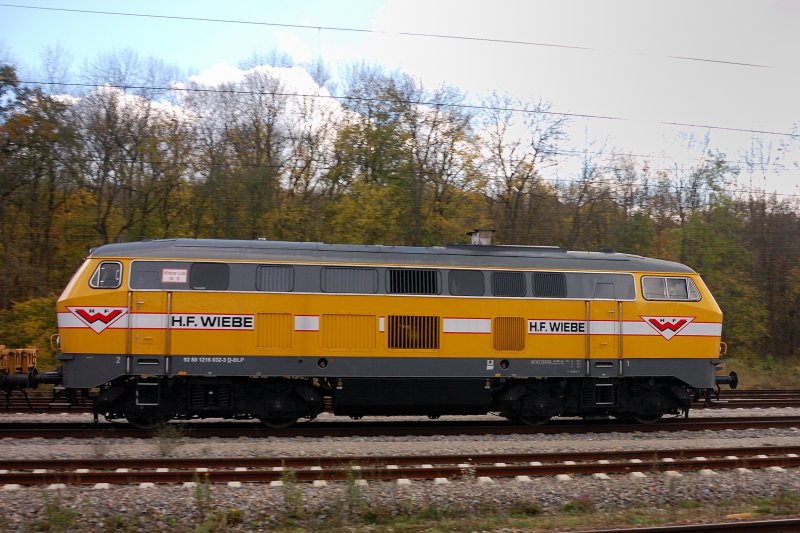 Das  Zugpferd  im Sucher: Wiebe Lok Nr.6 216 032-3 im Lokportrait bei Vorbeifahrt in Neuoffingen, KBS 980. (17. Oktober 2008).
