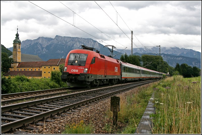 Das ZUKUNFTSZENTRUM TIROL kommt vorbei;-) Die Villacher 1116 067 bespannt am 05.07.07 den OEC 565  ZUKUNFTSZENTRUM TIROL , von Innsbruck nach Wien Westbahnhof. Hier beim Kloster Reisach.
Ab dem Fahrplanwechsel wird der Zug den schnen Namen  Kufstein - Perle Tirols  tragen *fg*