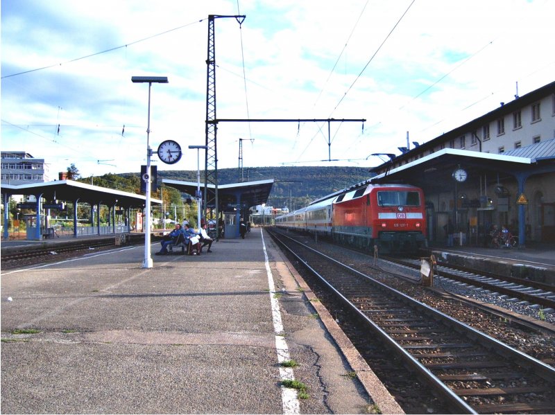 Das ist zwar auch nicht das Beste Bild von mir, aber man kann es gut gebrauchen. Hier sieht man gut den Knotenbahnhof Aalen (Wrtt). Auf Gleis 1 fhrt der IC 2064 nach Karlsruhe Hbf, geschoben von der BR 120 120-1. Die BR 120 ist fr die IC-Linie 61 vllig ausgestorben. Die Strecke befhrt fast nur noch die BR 101. Es kann mal vorkommen, das  einmal eine 120er vorbeifhrt. Ansonten ist dieses Bild eine seltenheit. Foto: 06.10.06.