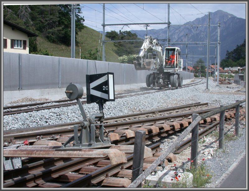 Das zweite Normalspurgleis bei Domat/Ems wurde entfernt und weiter westlich bei den Ems Werken neu gebaut und zwar als Dreischienengleis. Der Zeiwegbagger erledigt die letzten Umgebungsarbeiten. (24.05.2007)