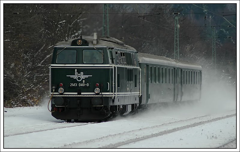 Das zweite Objekt der Begierde am 17.11.2007 - 2143 040 mit ihrem Sonderzug SE 16758 von Wien West nach Weienkirchen in der Wachau bei der Durchfahrt in Tullnerbach-Pressbaum. Sie ist die einzige grne Lokomotive der BR 2X43.