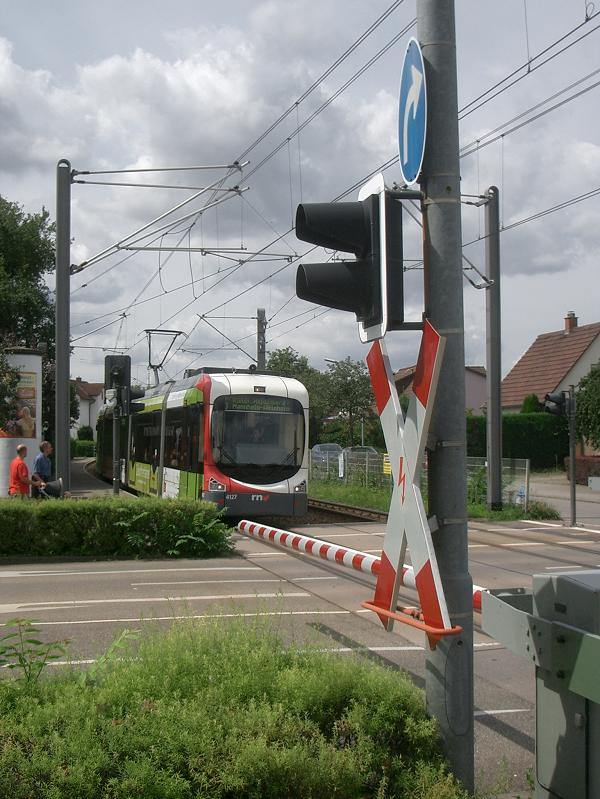 Dass die OEG eine  richtige  Eisenbahn ist, die nach der EBO fhrt, zeigt sich zum Beispiel an den Sicherungsanlagen wie hier in Weinheim Stahlbad. Soeben verlsst Wagen 4127 den Haltepunkt und fhrt weiter in auf ihrem Rundkurs Heidelberg - Mannheim - Weinheim. 2009-07-30.