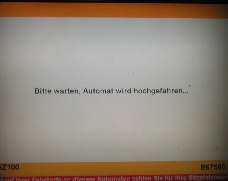 Da Rechner abstrzen ohne zu fallen, das kennt man schon. Aber hier wird gleich ein ganzer Fahrkartenautomat hochgefahren. Ich habe gewartet, nichts passierte. Alles nur Bluff!