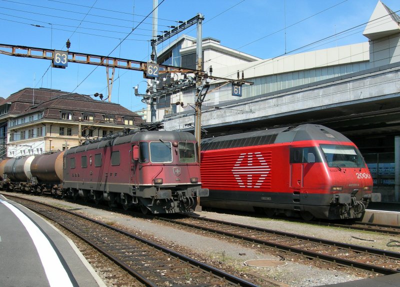 Dass Rot nicht gleich Rot ist, zeigt dieses Bild: SBB Rotvariationen der Re 6/6 11629 und Re 460 035-9 in Lausanne am 5. Mai 2008