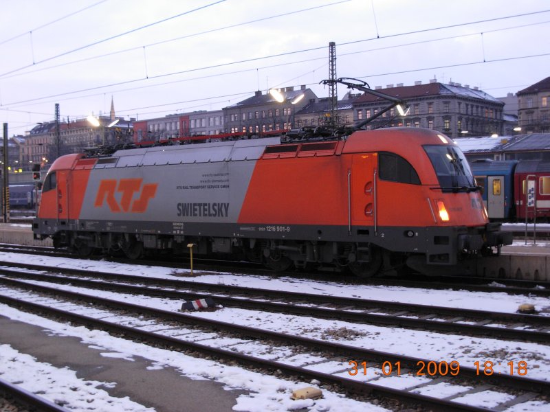 Da der RTS-Taurus am Abend des 31.1.2009 auf dem Westbahnhof erschien, war sicherlich eine Riesenberraschung. blicherweise ist diese Lokomotive im Gterverkehr ttig und somit auf Personenbahnhfen so gut wie nie zu sehen.