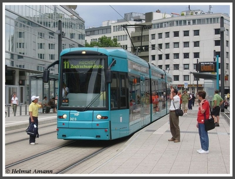 Dass die Stra�enbahnen am 06.07.2008 aufgrund des Ironman Triathlon am Willy-Brandt-Platz an der Haltestelle in Fahrtrichtung Innenstadt in die entgegengesetzte Richtung abfuhren, sorgte trotz der Aush�nge an der Haltestelle bei einigen Fahrg�sten f�r Irritationen, besonders bei denen in Frankfurt am Main ja nicht gerade seltenen fremdsprachigen Fahrg�sten. W�hrend der Fahrer des S-Triebwagens 242 auf dem 25. Zug der Linie 11 dem Herren links im Bild gerade Auskunft gab, standen die Dame und der Herr an der rechten Front des Stra�enbahnwagens irritiert auf dem Bahnsteig und hatten offenbar das gleiche Anliegen an den Fahrer.