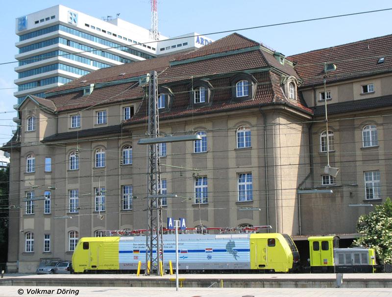  David  und  Goliath  von SIEMENS Dispolok; Die ES 64 F4-020 mit Werbung   Vier Lnder - drei Grenzen - eine Lok  mit Flaggen und Logos der Bahnverwaltungen - Mnchen Hbf, 16.06.2006
