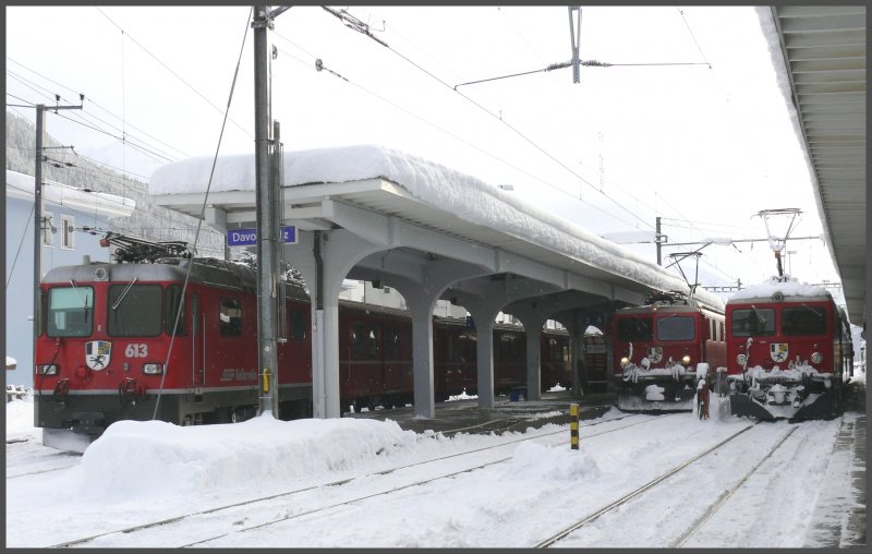 Davos Platz im Schnee. Regionalexpress nach Landquart-Chur-Disentis wartet auf Gleis 3 mit Ge 4/4 II 613  Domat/Ems , nebenan ist eingefahren der Regio aus Filisur mit Ge 4/4 I 608  Madrisa  und auf Gleis 1 steht der Regio nach Filisur mit Ge 4/4 I 604  Calanda . (12.11.2007)