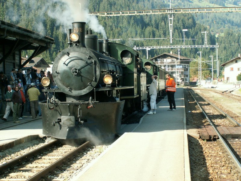 Davoserrundfahrt.Dampfextrazug mit Lok 108 (mit Schneepflug)und 107 bei einem Zwischenhalt in Kblis.16.09.07