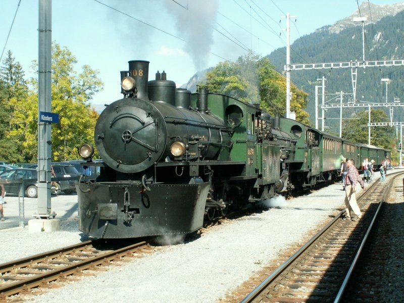 Davoserrundfahrt.Zwischenhalt des Dampfextrazuges in Klosters.Die
unzhligen Fotografen an der Strecke machten an diesem prchtigen Tag mit Sicherheit die besseren Aufnahmen (Wie am Gotthard,aber man sollte auch mal zwischendurch mit diesen Dampfzgen mitfahren)16.09.07