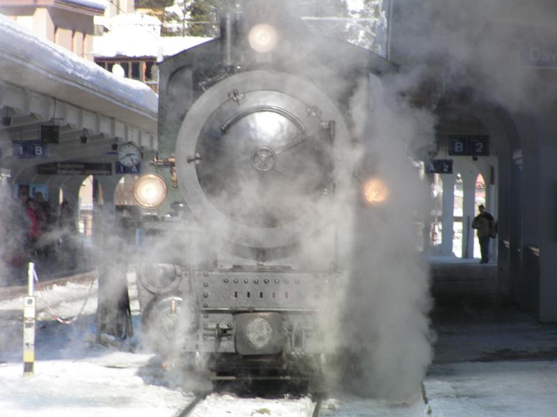  Davosrundfahrt  Dampflok G 4/5 Nr.107 beim Mittagshalt in Davos.06.02.05