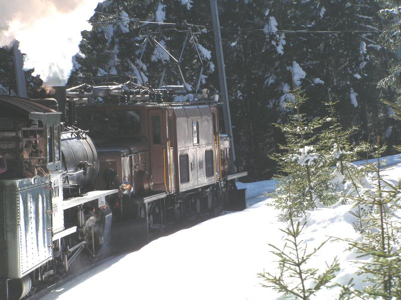  Davosrundfahrt  Mit Elektrizitt und Dampf gemeinsam ber den Wolfgangpass Richtung Davos.Sicher machten auf dieser Reise die  Autoverfolger  die besseren Fotos vom Dampfzug (und zahlten nicht mal dafr)06.02.05