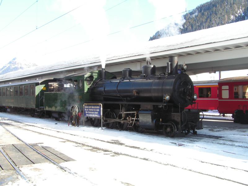  Davosrundfahrt  Mittagshalt in Davos.Die Vorspann Lok Ge6/6 414
ist bereits abgekoppelt.Davos,06.02.05