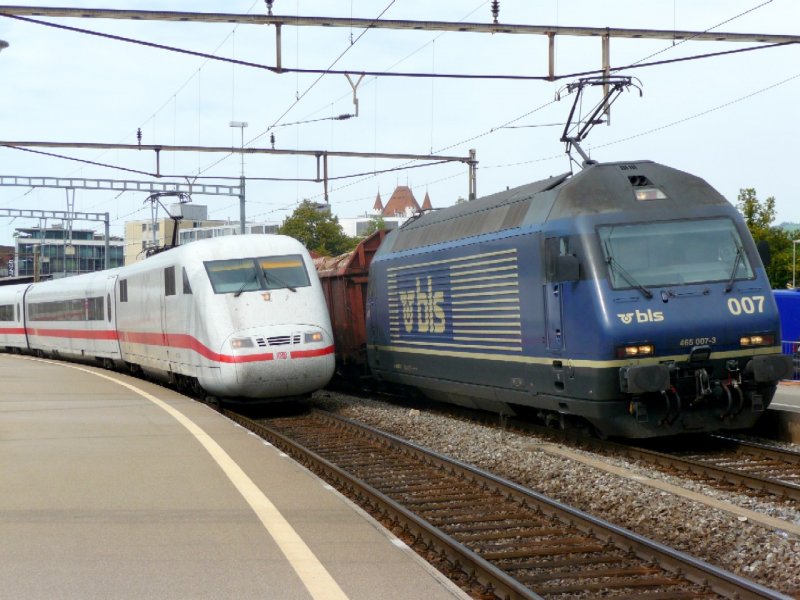 DB + bls - Ausfahrender ICE im Bahnhof Thun neben Gterzug mit der 465 007-3 am 11.09.2008