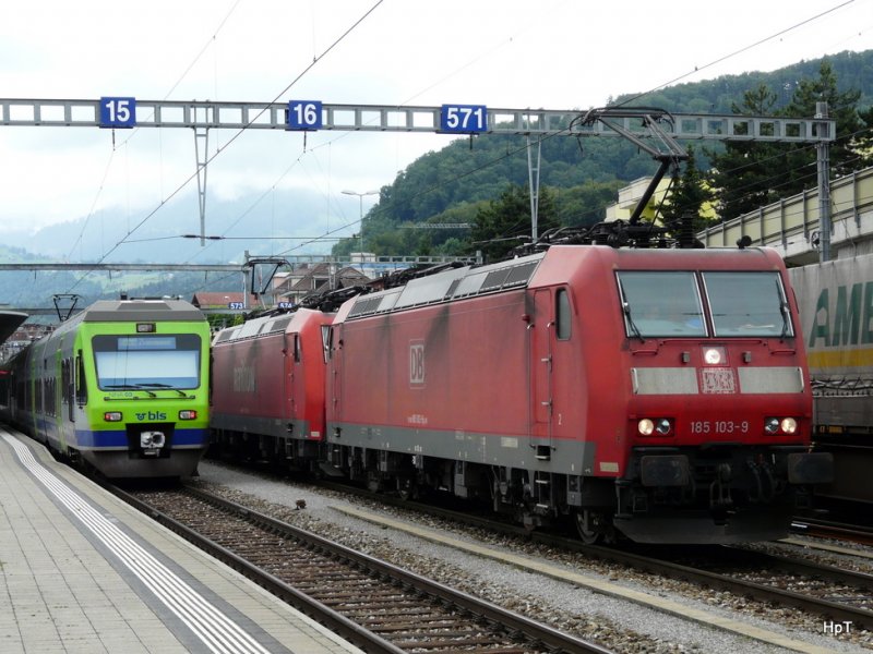 DB + bls - Doppeltraktion Loks 185 103-9 + 185 106-2 und einem Triebzug RABe 525 003-0 im Bahnhof von Spiez am 20.06.2009