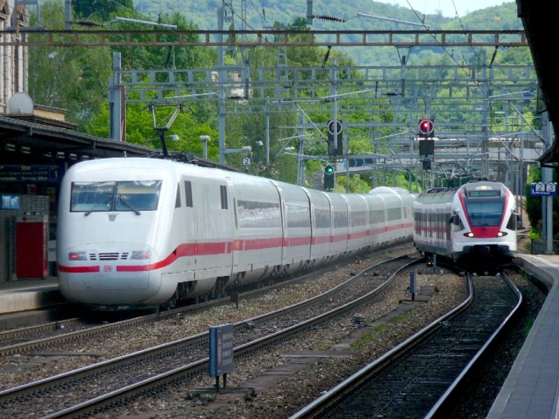 DB + SBB  - ICE bei der Durchfahrt im Bahnhof Liestal neben dem einfahrenden Regio mit dem SBB Triebwagen 521 016-6 im Bahnhof von Liestal am 03.08.2008