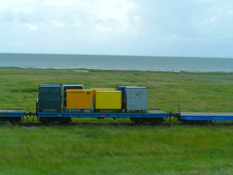 DB-, sowie Deutsche Post-Rollcontainer werden Richtung Fhre transportiert (06-08-30)