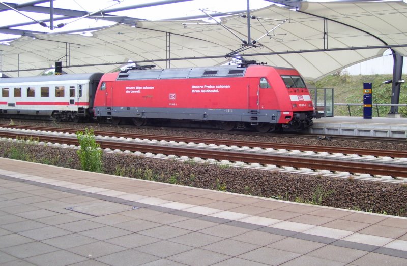 DB 101 008-1 mit dem IC 2037 von Norddeich Mole nach Leipzig Hbf im Flughafenbahnhof Leipzig/Halle; 27.08.2007