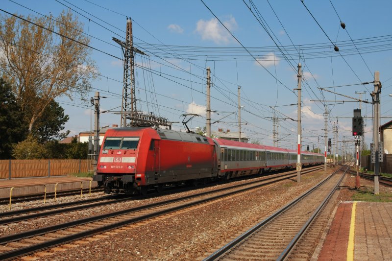 DB 101 023 mit IC746 am 18 April 2009 bei der Durchfahrt durch den Bahnhof Marchtrenk. Durch die nur teilweise Reinigung des Tfz entsteht fast der Eindruck einer railjet - hnlichen Lackierung! 