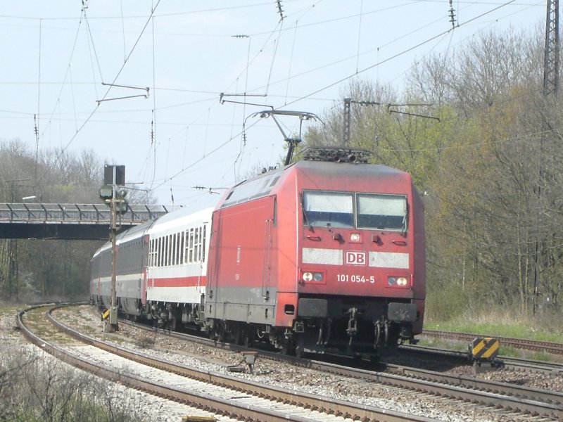 DB 101 054-5 am 09.04.2007 im Bahnhof Riegel (DB) mit EC Richtung Basel - Zrich - Chur