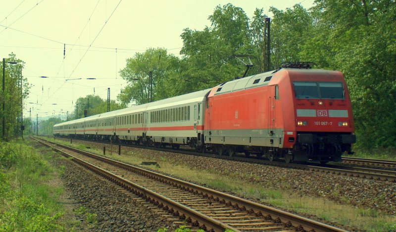 DB 101 067-7 mit dem IC 79659 von Wiesbaden Hbf nach Dresden Hbf in Naumburg (Saale); 01.05.2009 