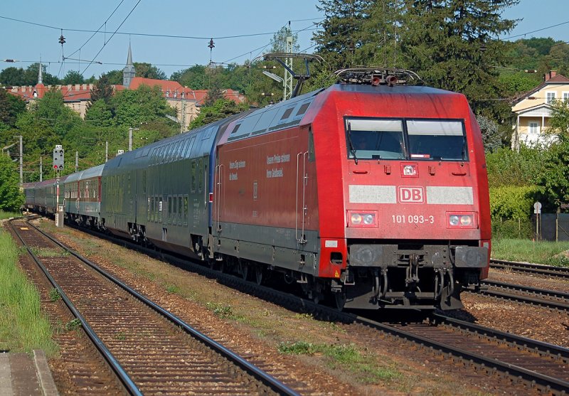 DB 101 093 vor dem Euronight 265  Orient-Express  von Strasbourg nach Wien Westbahnhof, nur mehr wenige Kilometer vor dem Endbahnhof, kurz vor Tullnerbach-Pressbaum. Das Foto ist am 12.05.2008 entstanden.
