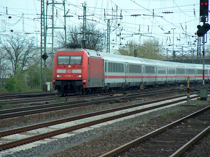 DB 101 097-4 mit IC 2112 von Stuttgart Hbf nach Hamburg-Altona in Mainz-Mombach; 24.04.2008