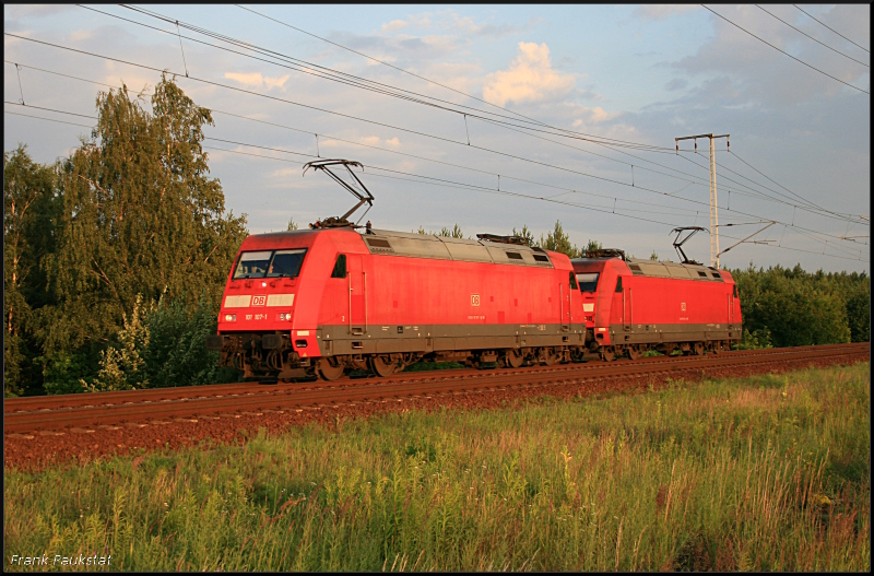 DB 101 107-1 in Traktion mit DB 101 120-4 Lz (Berlin Wuhlheide, 24.06.2009)