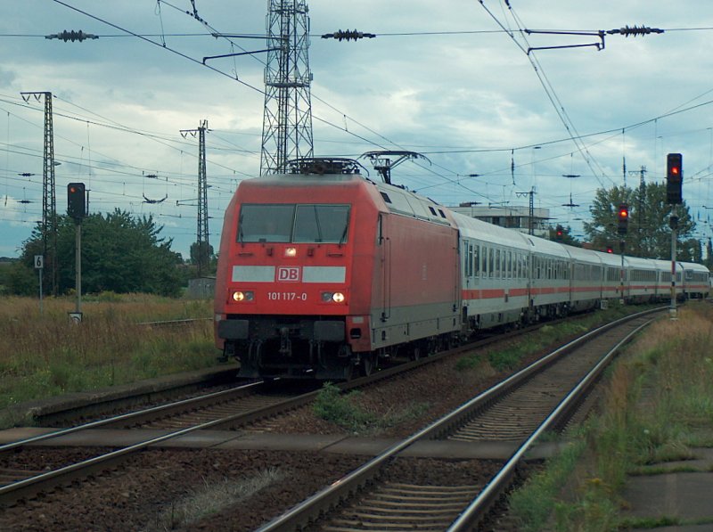 DB 101 117-0 mit dem IC 2259 von Erfurt Hbf nach Berlin Gesundbrunnen in Grokorbetha; 04.09.2008