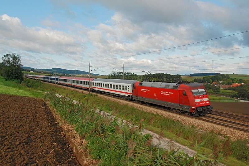 DB 101 119 bringt den Euronight 491  Hans Albers  nach Wien Westbahnhof. Neulengbach, am 05.09.2009.