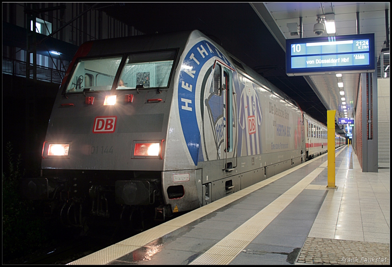 DB 101 144  Die Deutsche Bahn und Hertha BSC  kommt mit dem IC 2151 aus Düsseldorf über Weimar am Endbahnhof an (Berlin Gesundbrunnen 10.10.2009)