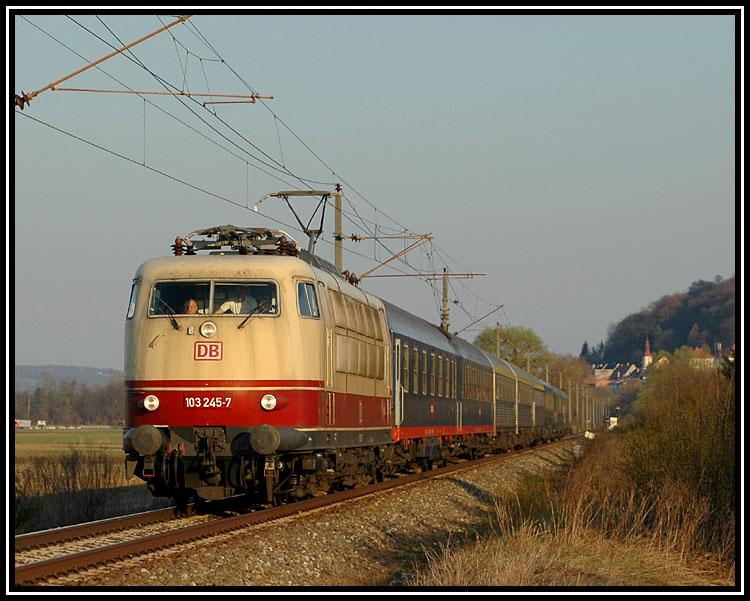 DB 103 245 bei ihrer Rckfahrt mit dem Sonderzug 13222 (Laibach-Utrecht) kurz nach der slowenischen Staatsgrenze in Wildon am 7.4.2006.