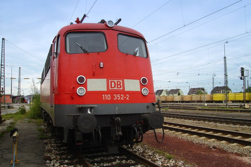 DB 110 352-2 in Freilassing . Im Hintergrund ist BB 4023 auf Gleis 1 zu erkennen, welcher als S 3 nach Salzburg fhrt.20.09.08