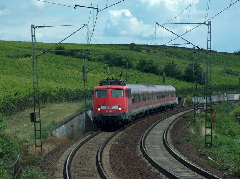 DB 110 404-1 mit dem RE 15438 von Frankfurt (M) Hbf nach Koblenz Hbf, bei Hattenheim; 21.07.2008