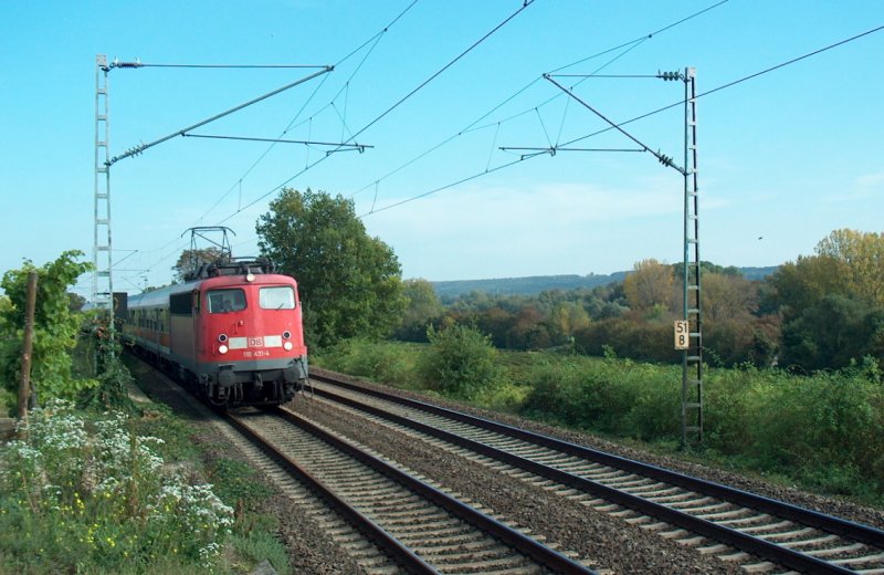 DB 110 431-4 mit dem RE 15414 von Frankfurt (M) Hbf nach Koblenz Hbf, bei Erbach (Rheingau). Planmig fahren diese Loks nicht mehr am rechten Rhein; 09.10.2009