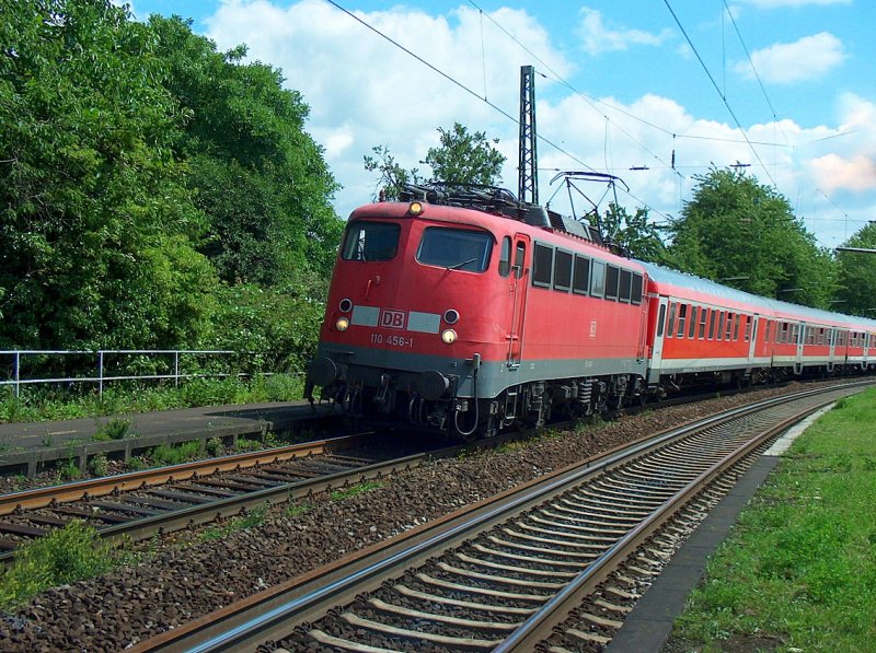 DB 110 456-6 mit der RB 15857 von Wiesbaden Hbf nach Koblenz Hbf, in Erbach (Rheingau); 29.06.2008