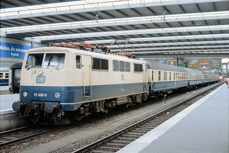 DB 111 008-9 mit D 2086 (nach Wrzburg), Mnchen Hbf., 17.07.1993
