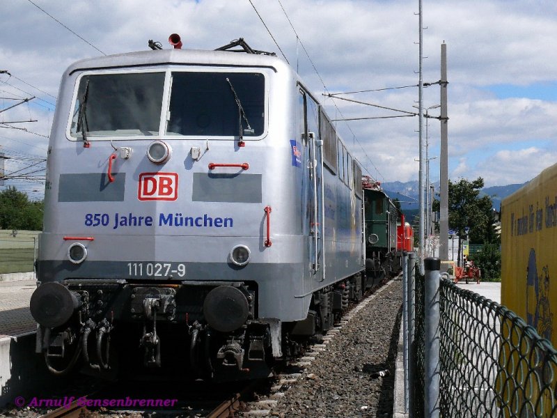 DB 111 027 bei der Fahrzeugausstellung zur Feier 150 Jahre-Eisenbahn-in-Tirol.

Die Lok mit der silbernen Lackierung 850 Jahre Mnchen war die einzige auslndische Gastlok bei der Ausstellung.

24.08.2008 Wrgl