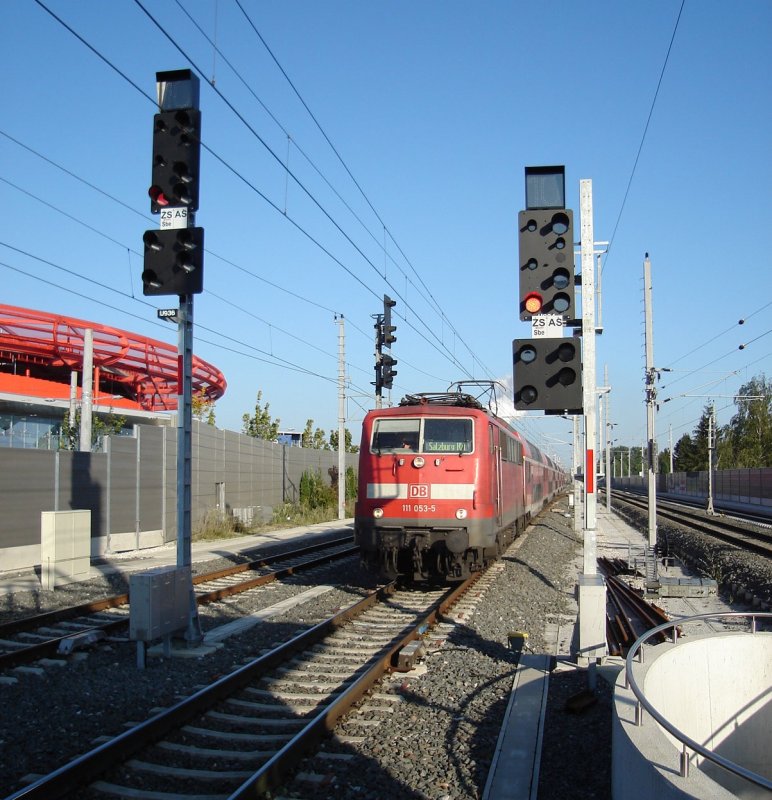 DB 111 03-5 mit Dosto von Mnchen kommend durchfhrt den Bahnhof Salzburg Taxham-Europark.  Juni 08