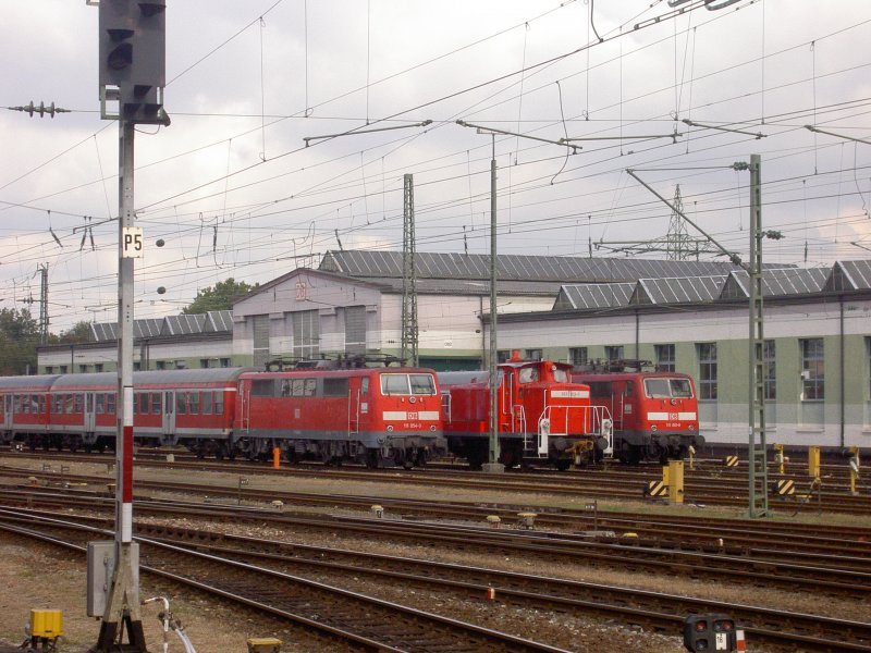 DB 111-054-3, 363-103-3 und 111-067-8 aufgestellt am Bahnwerk in Basel Badischer BF am 30-09-2007