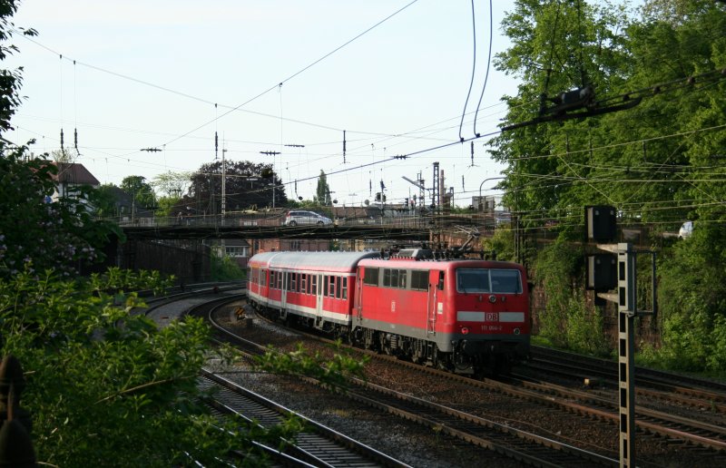DB 111 064-2 am 9.5.2008 vor der Einfahrt in den Bahnhof Offenburg.