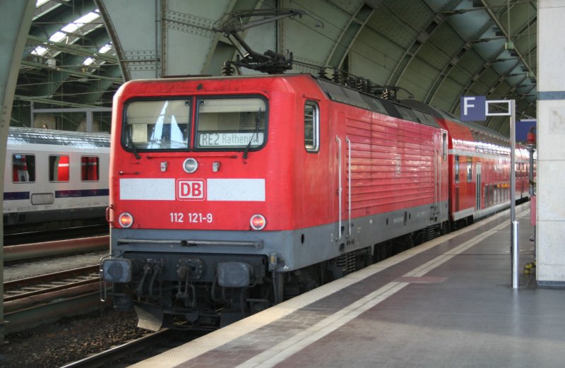 DB 112 121-0 mit RE2 nach Rathenow am 28.9.2008 in Berlin Ostbahnhof.