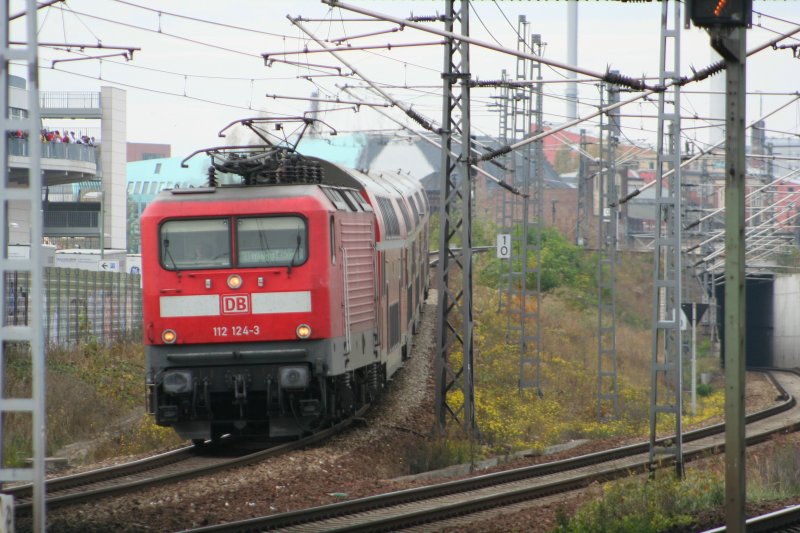 DB 112 124-3 schleicht sich mit RE1 nach Frankfurt(Oder)am 26.10.2008 an der Warschauer Strasse in Berlin vorbei.