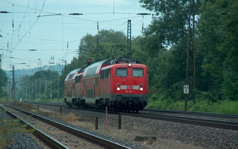 DB 115 166-1 mit dem PbZ 1986 von Mnchen-Pasing nach Leipzig Hbf, in Naumburg (Saale). In der Mitte lief DB 115 198-4 kalt mit; 14.07.2009