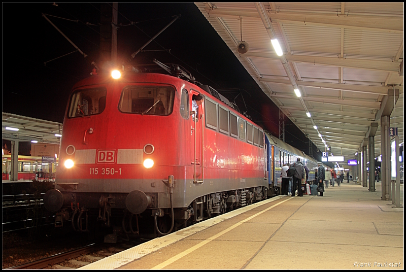DB 115 350-1 kommt berpnktlich mit dem D 445 nach Kiev Pass (Nchtliches Berlin Lichtenberg 07.10.2009)