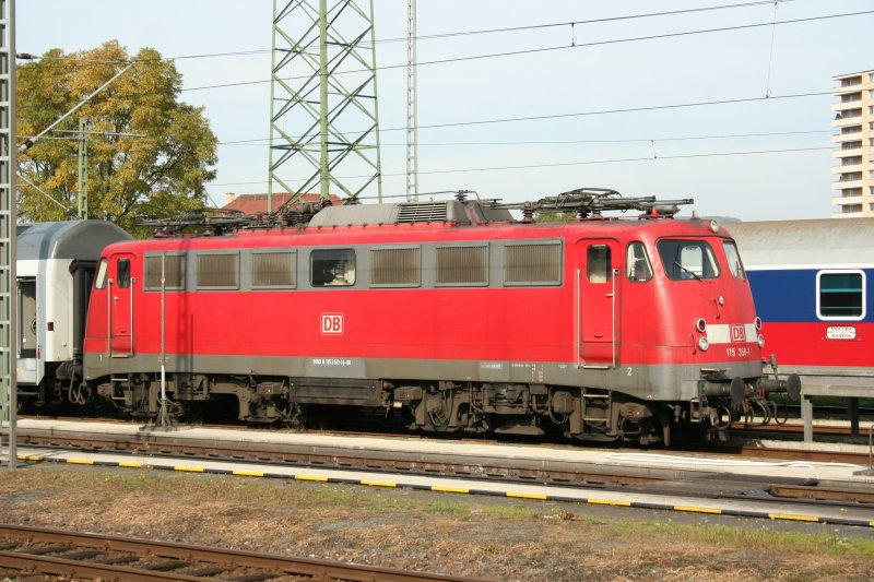 DB 115 350-1 wartet am 12.10.2008 in Basel Bad auf einen neuen Einsatz. 
