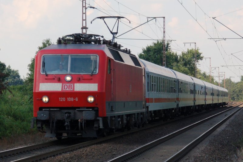 DB 120 108-6 am Bahnbergang Recklinghausen Brster Weg am 24.08.2007 mit IC in Fahrtrichtung Mnster.