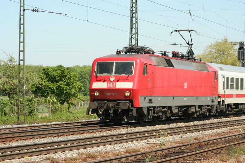 DB 120 118-5 am 7.5.2008 in Niederschopfheim.