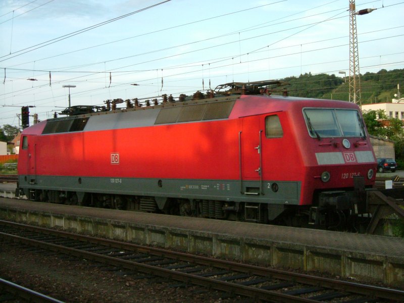 DB 120-127 steht am 13.8.07 am Stumpfgleis abgebgelt des Trierer Hbf im Sonnenuntergang. In Trier stehen so manches mal 120er, dessen Zweck sich mir aber nich erschliet.