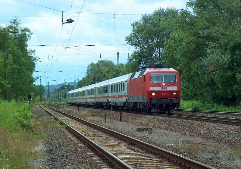 DB 120 143-3 mit dem IC 2357 von Kln Hbf nach Berlin Gesundbrunnen, in Naumburg (Saale); 13.07.2009